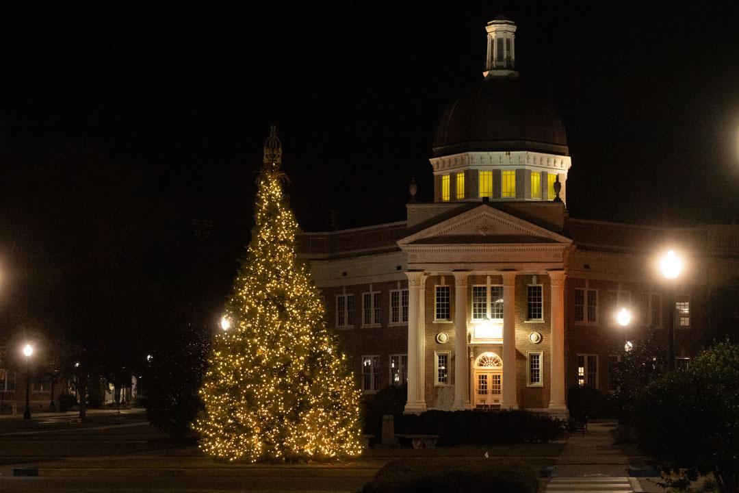 USM圣诞树和行政大楼/ Kelly Dunn摄